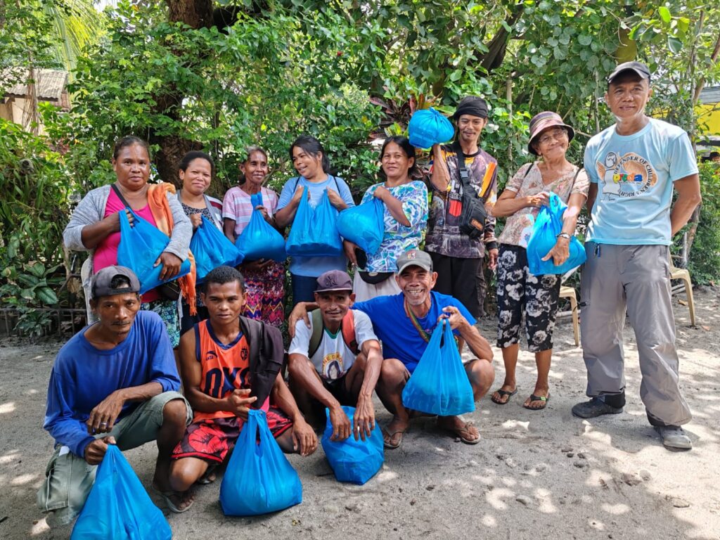 Helping hands for our hardworking organic mango farmers! 